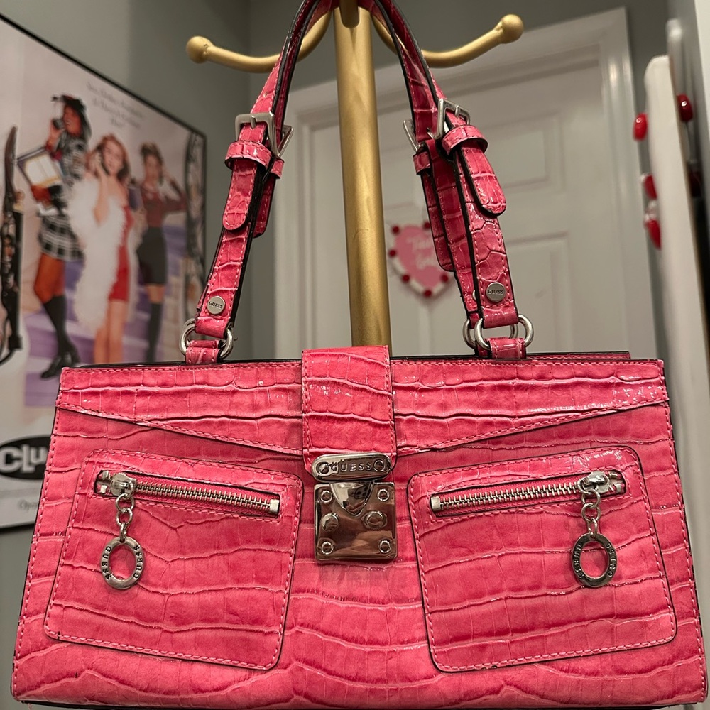 Unreal vintage pink crocodile print Guess shoulder bag😍💗